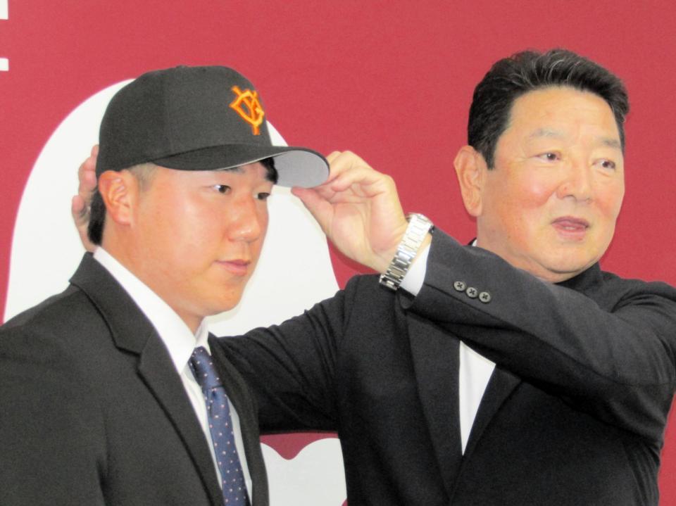 巨人が育成選手契約を締結した李健熙　右は吉村ＣＢＯ
