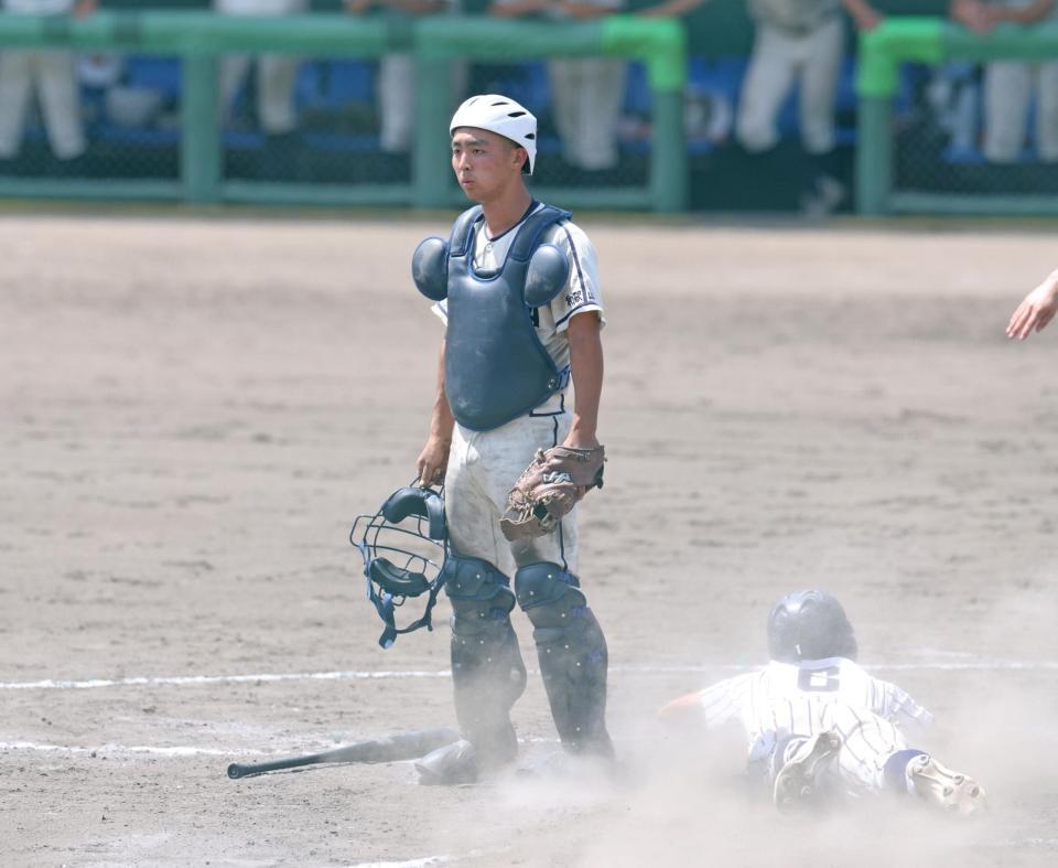 ９回、慶風・元宗竜馬の逆転サヨナラ適時打で呆然と立ち尽くす捕手の箕島・西川篤人（撮影・中田匡峻）