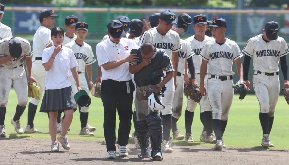 慶風に逆転サヨナラ負けを喫し、涙を流す箕島・西川篤人（中央）ら箕島ナイン（撮影・中田匡峻）