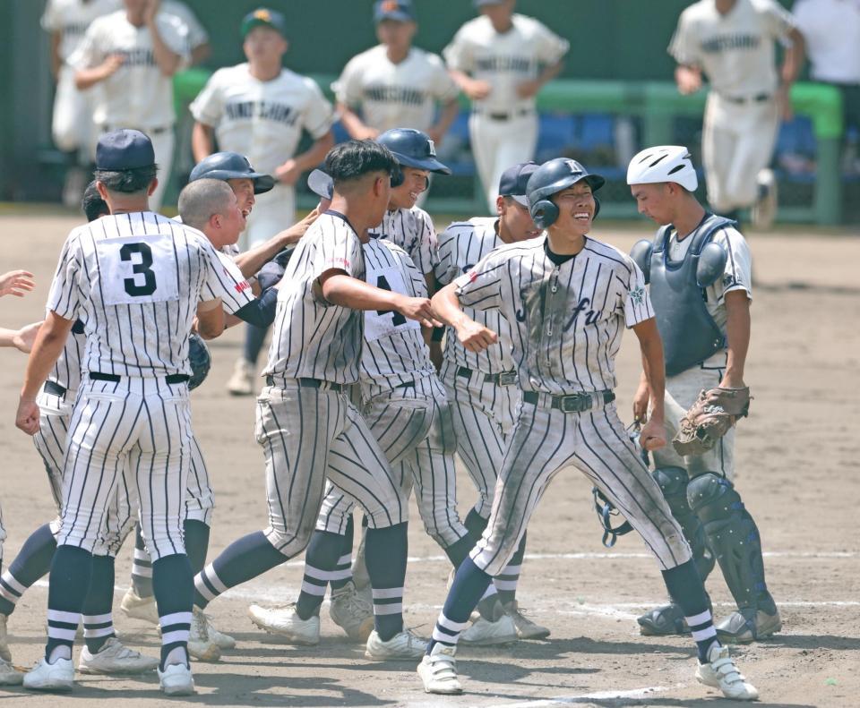 ９回、慶風・元宗竜馬（中央奥）の逆転サヨナラ打で歓喜に沸く慶風ナイン（撮影・中田匡峻）
