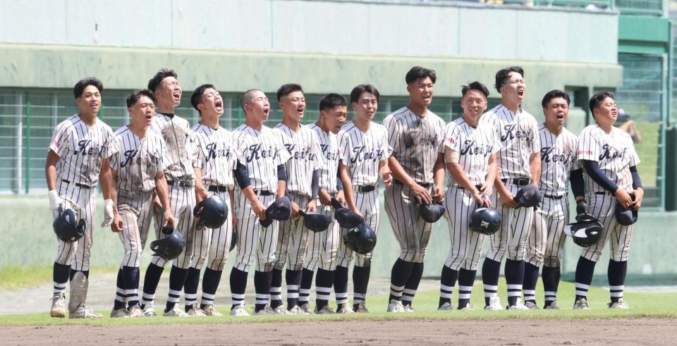 箕島に逆転サヨナラ勝ちし、大声を張り上げる慶風ナイン（撮影・中田匡峻）