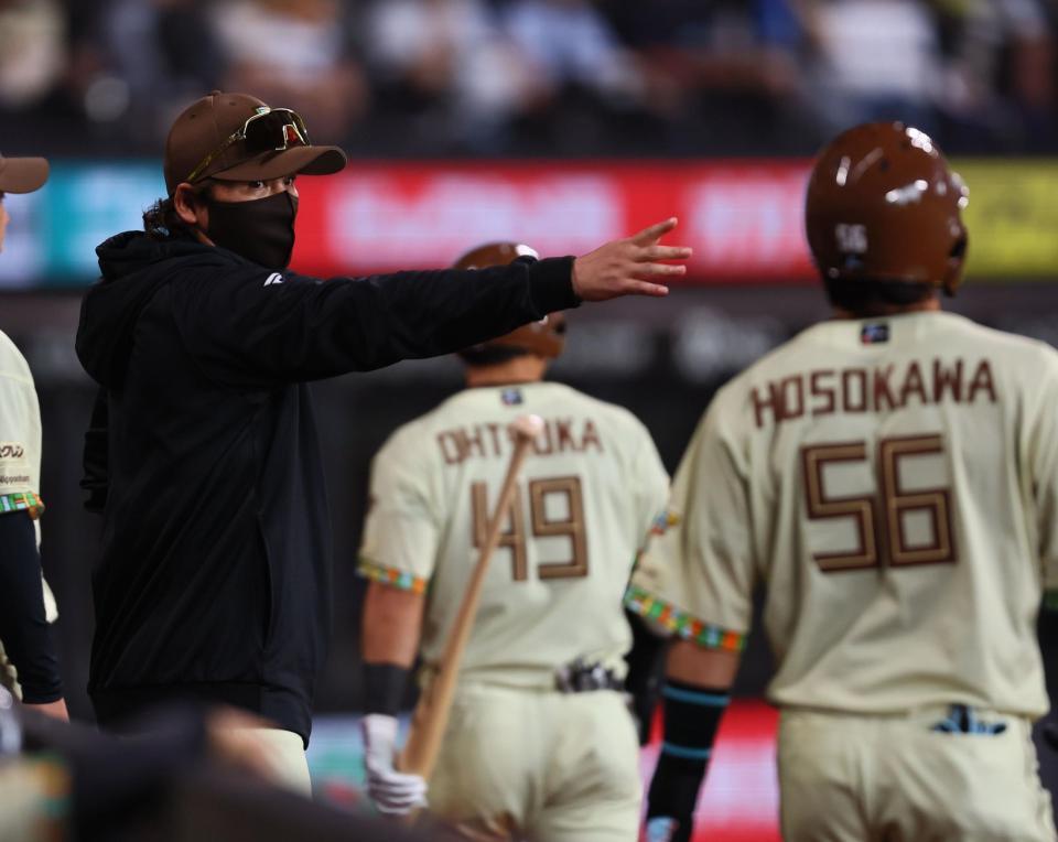 ６回、野村に代えて細川（右）を代打に送る新庄監督（撮影・中島達哉）