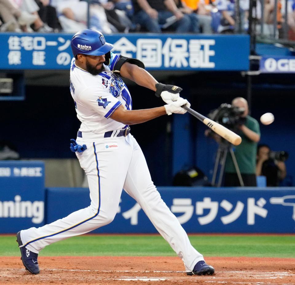 １回、エンカーナシオンが左越えに逆転３ランを放つ（１１日）