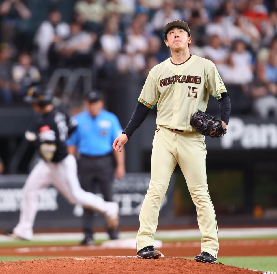 ５回、正木（左）に先制ソロを浴びる北山（撮影・中島達哉）