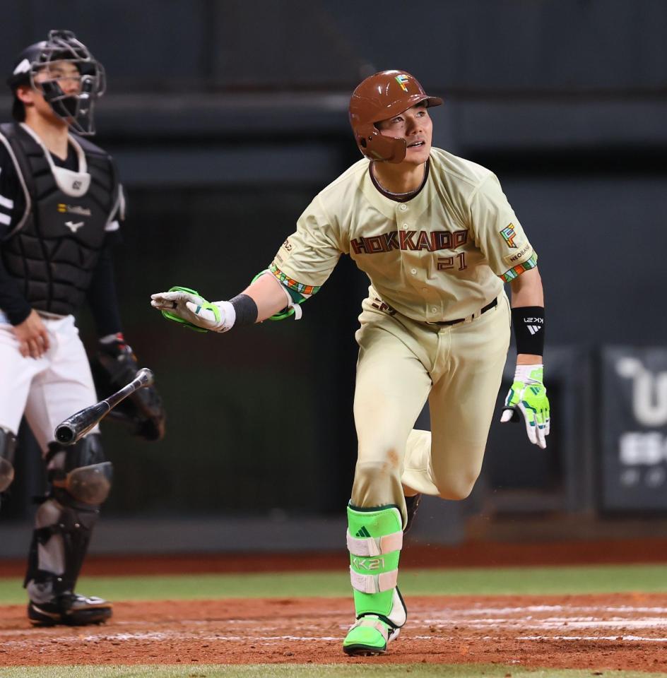 ９回、ソロを放つ清宮幸（撮影・中島達哉）