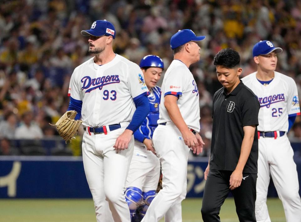 ８回、佐藤に３ランを浴び、降板するマラー（左端）