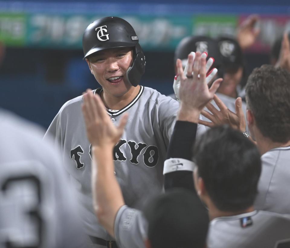 ７回、同点の左越え３ランを放ちナインとタッチを交わす代打・坂本勇（撮影・開出牧）