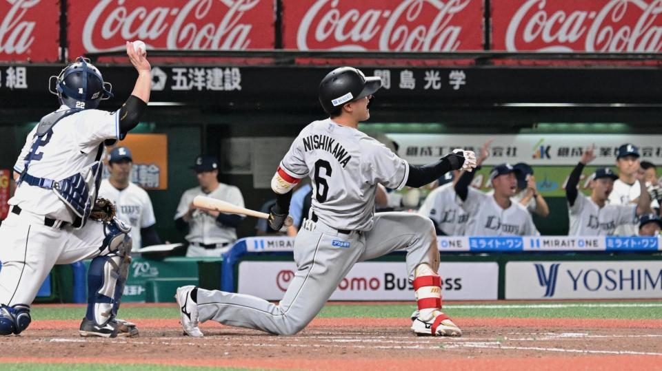 　９回、西川が空振り三振に倒れ試合終了