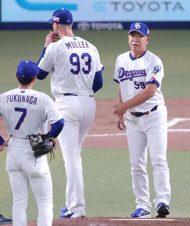 ８回、佐藤輝の３ランで５失点したマラー（９３）を降板させる井上監督（撮影・立川洋一郎）