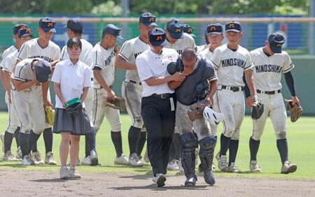 　慶風に逆転サヨナラ負けを喫し、涙を流す西川（中央）ら箕島ナイン（撮影・中田匡峻）