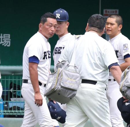 試合後、すれ違った大阪桐蔭・西谷浩一監督（右）と言葉を交わす履正社・多田晃監督（撮影・中田匡峻）
