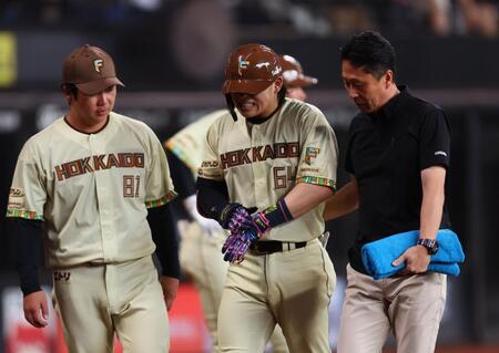 ５回、セーフティバントを仕掛け、投球が指に直撃し、ベンチに下がる田宮（中央）＝撮影・中島達哉