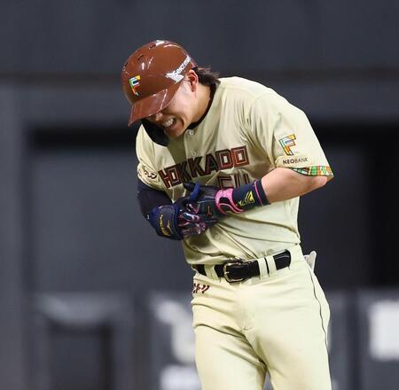 ５回、セーフティバントを仕掛け、投球が指に直撃し、苦悶（くもん）の表情を浮かべる田宮（撮影・中島達哉）