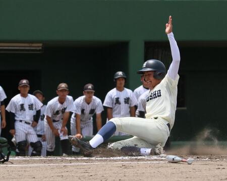 ２回、広島商・藤原真聖の中前適時打で、本塁へ滑り込む中本拓志主将（撮影・市尻達拡）