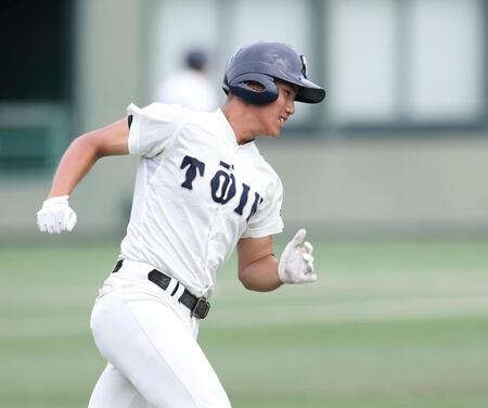 ２回、二塁打を放つ大阪桐蔭・中村勇斗（撮影・中田匡峻）