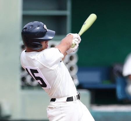 ２回、左犠飛を放つ大阪桐蔭・中村勇斗（撮影・中田匡峻）