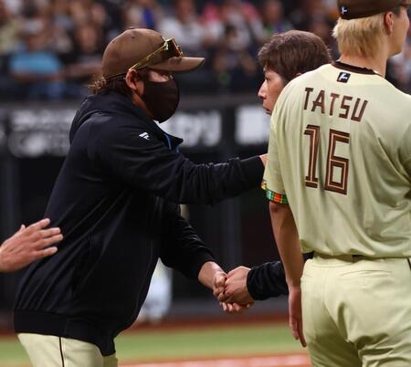今季１０勝目をあげた加藤貴（右）に声を掛ける新庄監督（撮影・中島達哉）