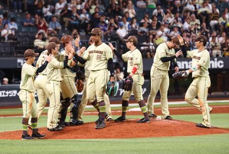 ソフトバンクに勝利をあげ、タッチを交わす日本ハムナイン（撮影・中島達哉）