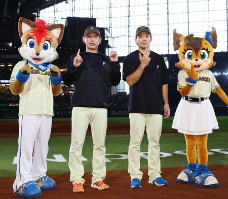 今季１０勝目をあげ、「１０」のポーズをとる加藤貴（左）と「Ｊ」のポーズをとる野村（撮影・中島達哉）