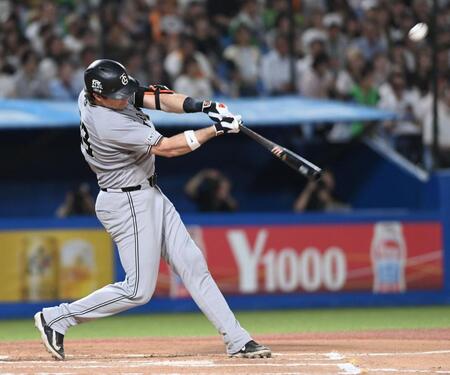 ６回、右越え２ランを放つダルベック（撮影・開出牧）