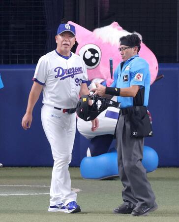 ７回裏が終了して選手交代を告げる井上監督（撮影・立川洋一郎）
