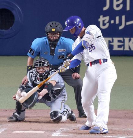 ７回、右中間へ適時二塁打を放つ石川昂（撮影・立川洋一郎）