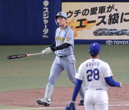 ８回、押し出しの四球を選び一塁へ歩く代打・高寺（撮影・立川洋一郎）