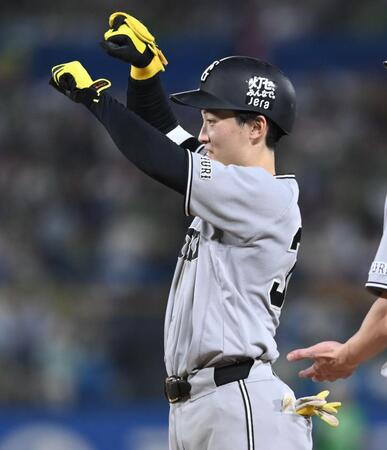 ５回、左前適時打を放ちポーズを決める浦田（撮影・開出牧）