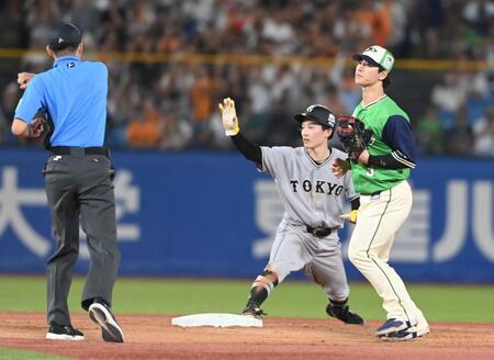 ５回、二盗に失敗した浦田（中央）。二塁手・内山（撮影・開出牧）