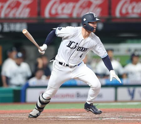 ７回、右前に勝ち越し２点適時打を放つ石井（撮影・金田祐二）