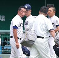 試合後、すれ違った大阪桐蔭・西谷浩一監督（右）と言葉を交わす履正社・多田晃監督（撮影・中田匡峻）