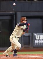 ５回、セーフティバントを仕掛け、投球が指に直撃する田宮（撮影・中島達哉）