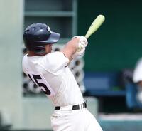 ２回、左犠飛を放つ大阪桐蔭・中村勇斗（撮影・中田匡峻）