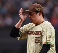 ９回、周東に適時打を許し、降板する田中（撮影・中島達哉）