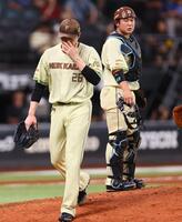 ９回途中で降板する田中（左）＝撮影・中島達哉