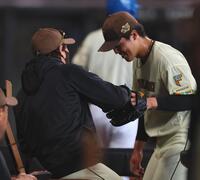 ７回を抑えた柴田（右）に声を掛ける新庄監督（撮影・中島達哉）
