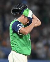 ６回、ダルベックに右越え２ランを打たれがっくりの奥川（撮影・開出牧）