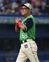 ８回、投手交代を告げた池山監督（撮影・開出牧）