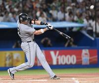 ６回、右越え２ランを放つダルベック（撮影・開出牧）