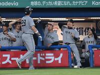 ４回、逆転の左越え３ランを放ちナインとタッチを交わすダルベック（左手前）＝撮影・開出牧