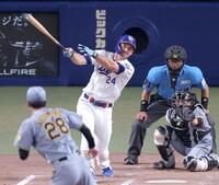 ４回、勝ち越し２ランを放つボスラー（撮影・立川洋一郎）