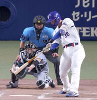 ７回、右中間へ適時二塁打を放つ石川昂（撮影・立川洋一郎）