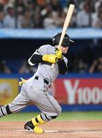 ５回、左前適時打を放つ浦田（撮影・開出牧）