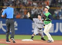 ５回、二盗に失敗した浦田（中央）。二塁手・内山（撮影・開出牧）