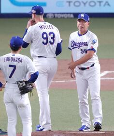 ８回、佐藤輝の３ランで５失点したマラー（９３）を降板させる井上監督（撮影・立川洋一郎）