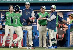 　７回、赤羽の適時打で生還した内山（３）とタッチを交わす池山監督（右から３人目）＝撮影・開出牧