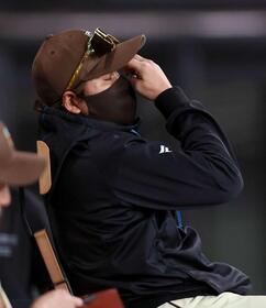 　４回、汗をぬぐう新庄監督（撮影・中島達哉）