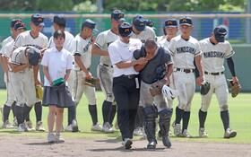 　慶風に逆転サヨナラ負けを喫し、涙を流す西川（中央）ら箕島ナイン（撮影・中田匡峻）