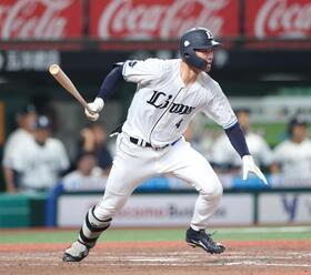 ７回、右前に勝ち越し２点適時打を放つ石井（撮影・金田祐二）