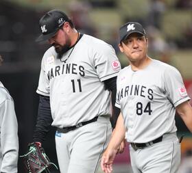 ７回、代打・外崎のとき突然降板するカスティーヨ（撮影・金田祐二）